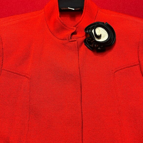 St. John Red Santana Knit Set w/ Signature Flower Brooch - Jacket 10 + Pants 8 - Picture 3 of 7